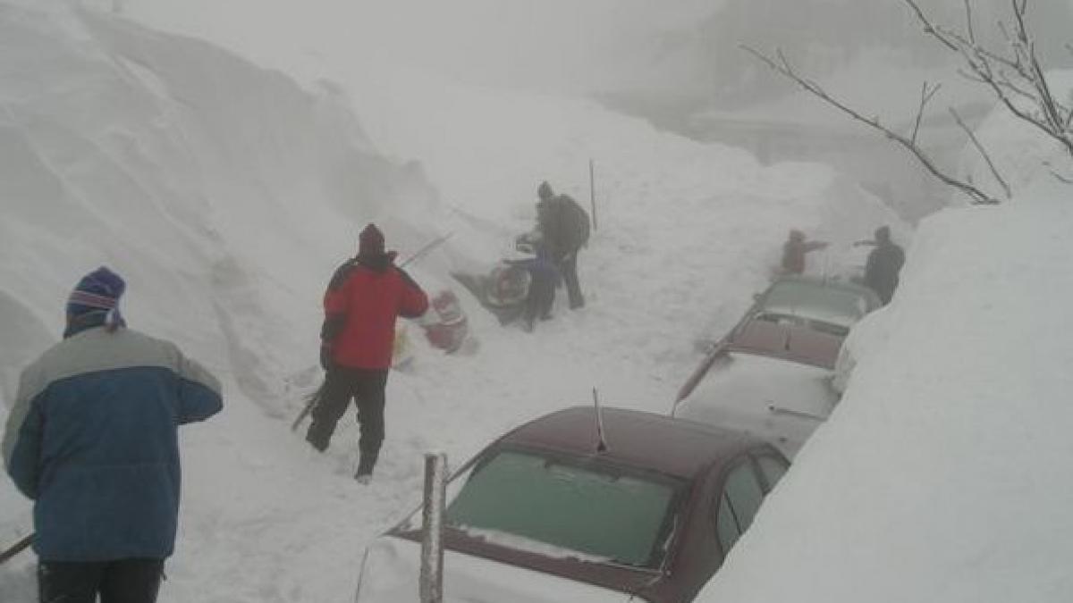 &quot;Vă rugăm din suflet să ne ajutaţi! Nu ştim dacă oamenii din celelalte maşini mai trăiesc!&quot; Apelul disperat al unei femei, îngropate în zăpadă