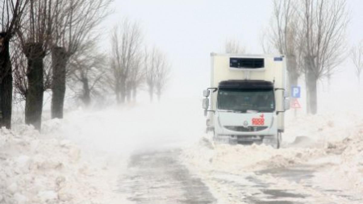 Cincizeci de deţinuţi ajută la deszăpezirea Şoselei de Centură a Capitalei 