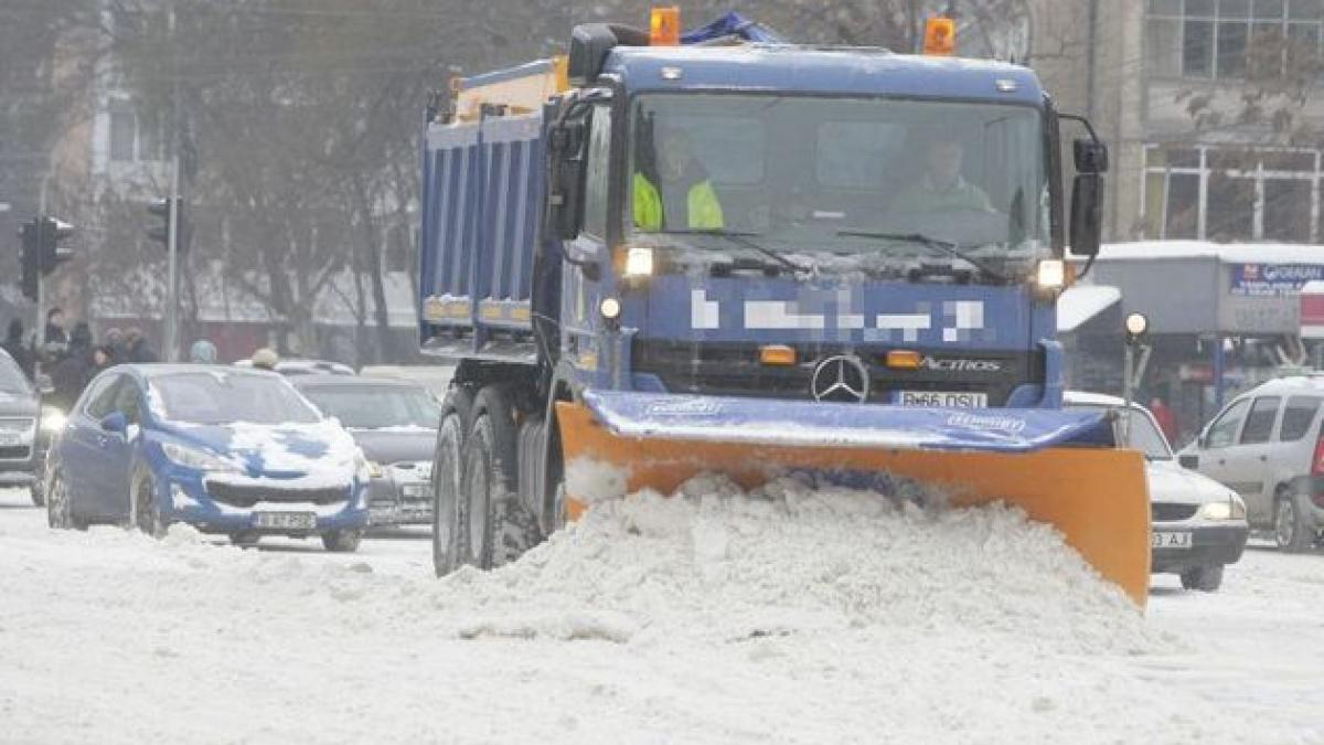 &quot;Ne facem datoria. Trebuie să salvăm cetăţenii!&quot; Vezi declaraţiile jandarmilor care lucrează la deszăpezirea Bucureştiului