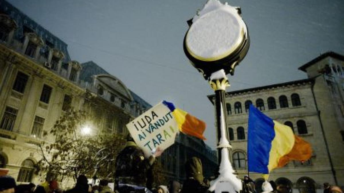 Protestatarii au ieşit din nou în Piaţa Universităţii, în ciuda frigului şi a indiferenţei autorităţilor