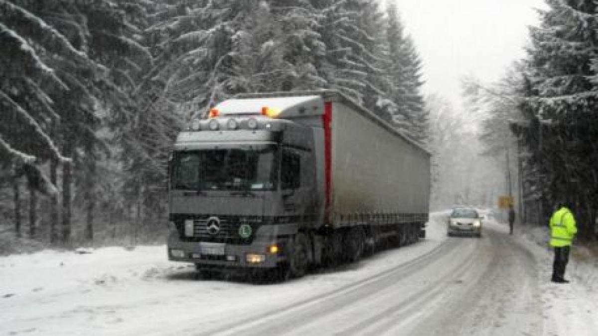 CNADNR: 12 drumuri naţionale sunt închise din cauza viscolului şi precipitaţiilor