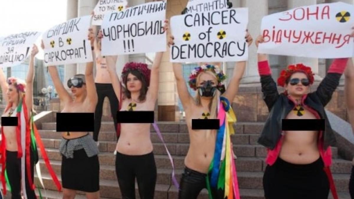 Un nou protest topless al mişcării Femen faţă de &quot;gangsterii&quot; de la Davos