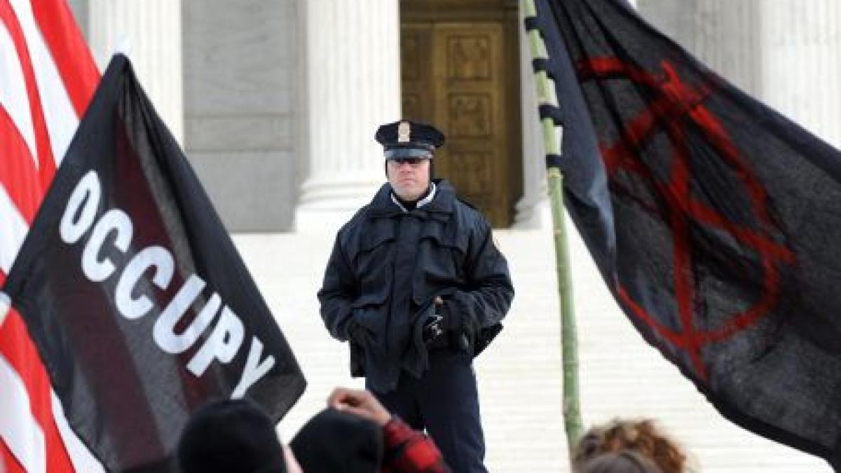 Aproximativ 200 de militanţi Occupy DC au protestat în faţa unui hotel din Wasghinton