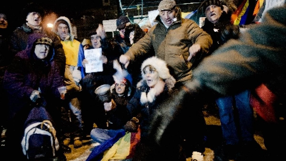 În ciuda gerului de afară, manifestanţii nu se lasă şi cer în stradă demisia lui Traian Băsescu şi a Guvernului Boc