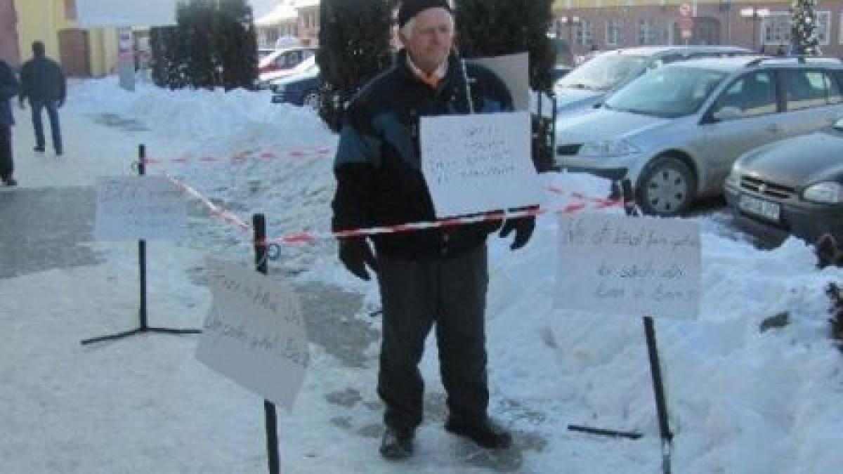 Nu se lasă până nu pică Guvernul! Are 70 de ani şi protestează singur pe ger. Vrea bătrâneţea decentă pe care o merită