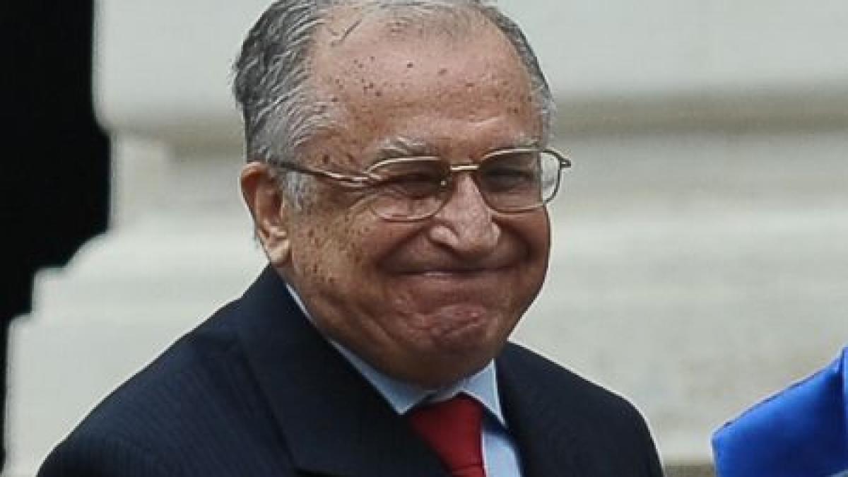 Iliescu: Băsescu este autist. Se face că nu aude cererile de demisie şi de alegeri anticipate