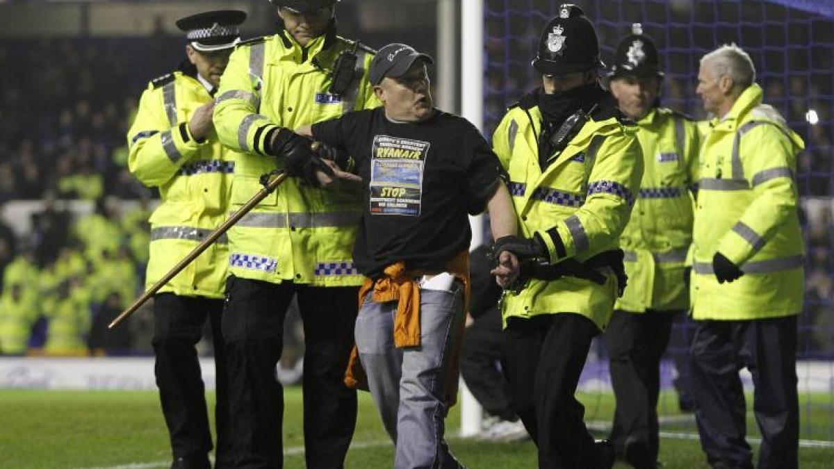 Scene incredibile în Premier League: Un spectator s-a încătuşat de poartă la meciul Everton - Manchester City