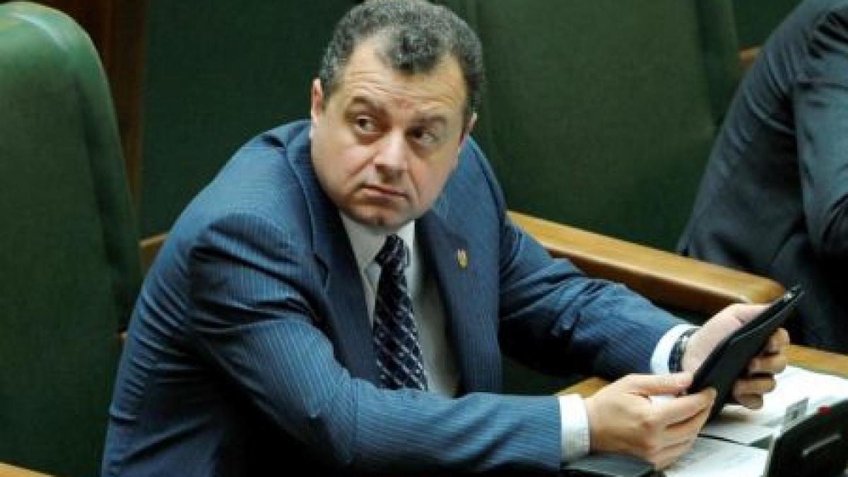 Senatorul Mircea Banias şi-a dat demisia din PDL. A anunţat în plenul Senatului că s-a înscris în PC