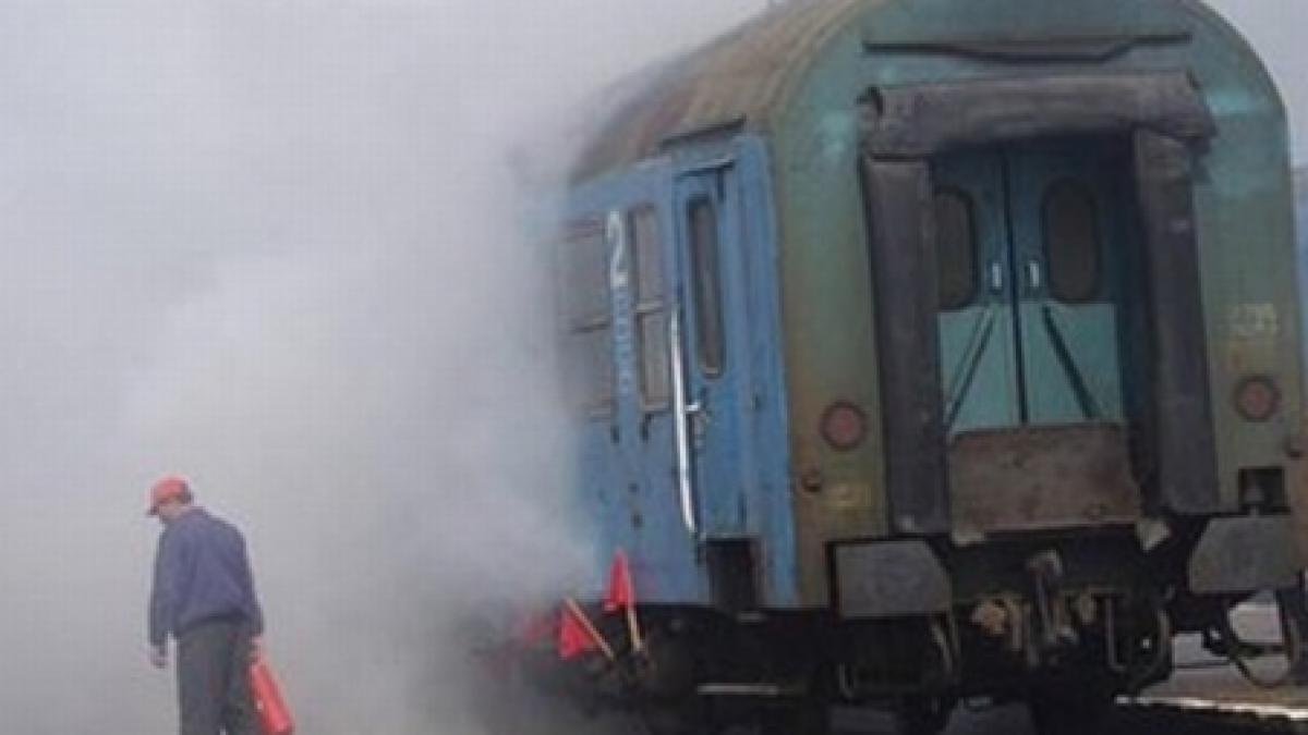 Locomotiva trenului personal Calafat-Craiova a luat foc. Zeci de oameni au fost blocaţi pe câmp