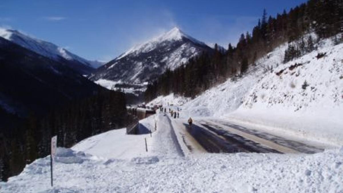 Risc de avalanşă pe DN 1A: Trafic închis de la Cheia până la limita cu Braşovul