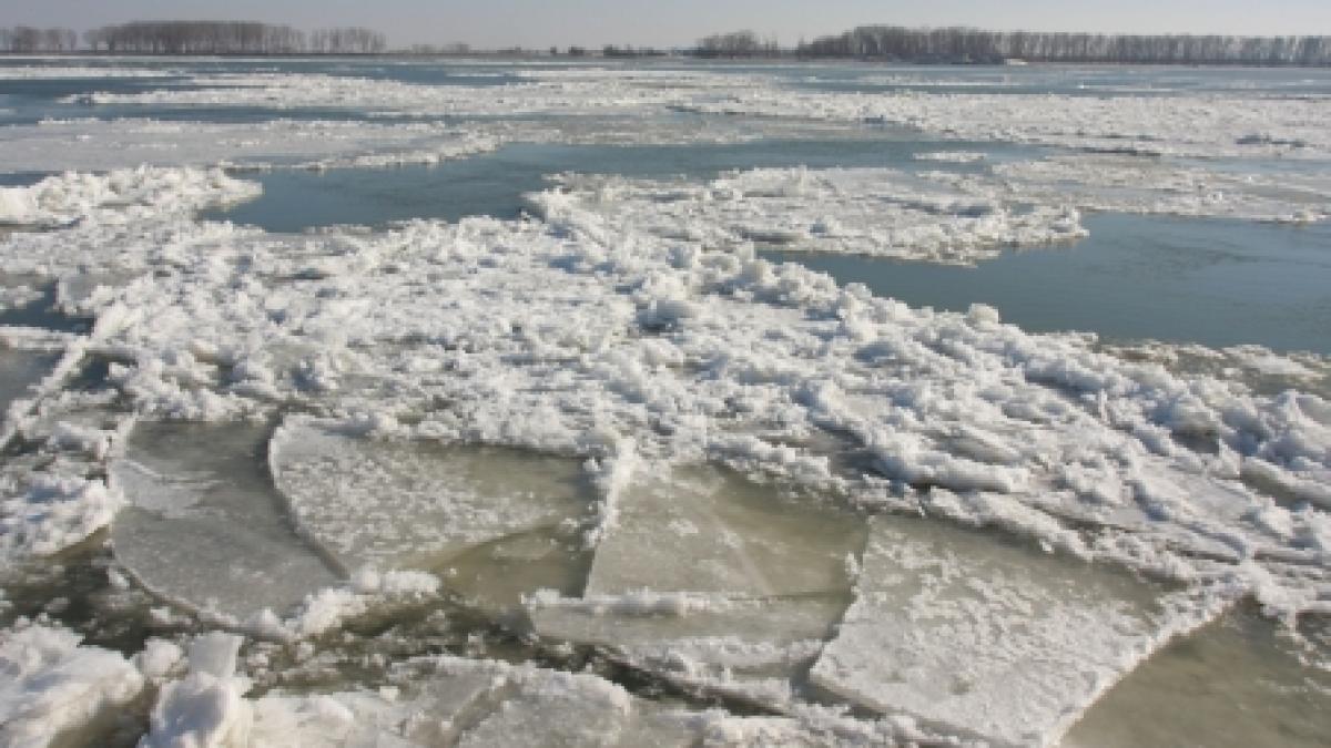 Traficul fluvial, blocat pe mai multe căi din cauza podurilor de gheaţă 