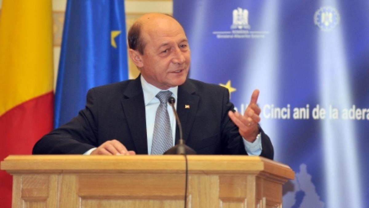 Preşedintele Băsescu invită separat partidele politice la consultări, începând de la ora 15