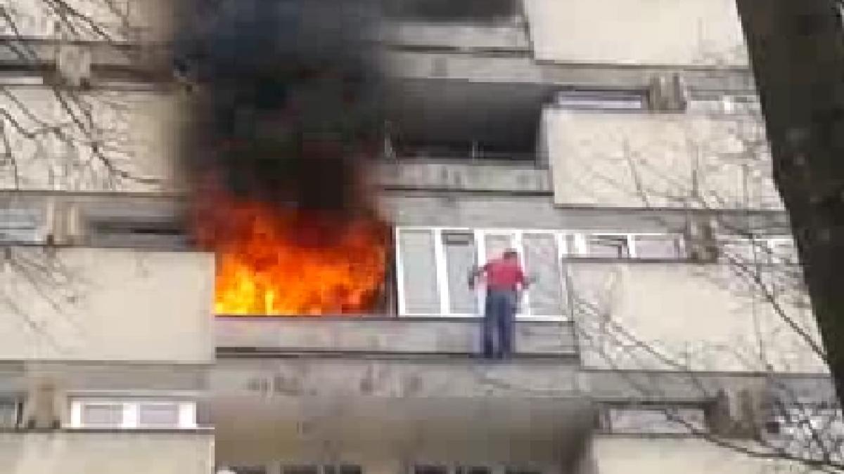 Un clujean a rămas suspendat în afara balconului din cauza incendiului din apartament