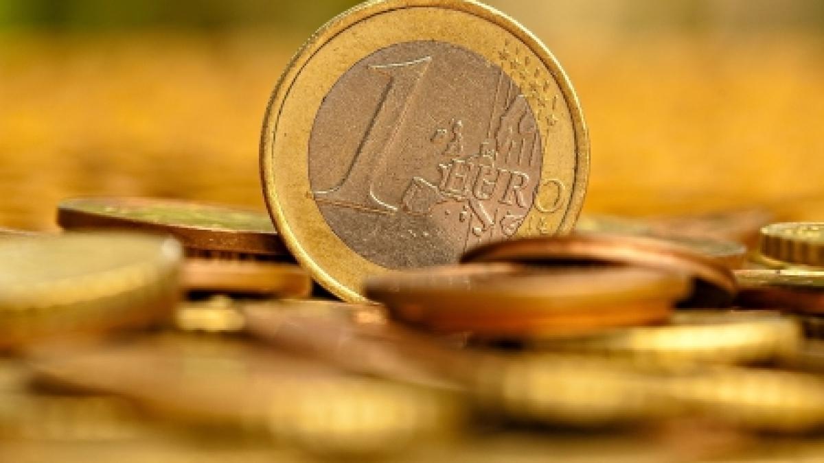 Leul a scăzut faţă de euro, dar s-a apreciat comparativ cu dolarul. Vezi cursul BNR