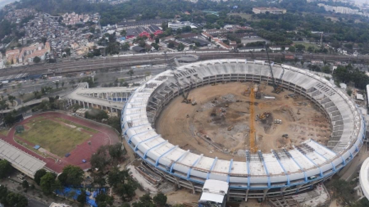 Muncitorii care construiesc stadioanele Cupei Mondiale din 2014 ameninţă că vor intra în grevă