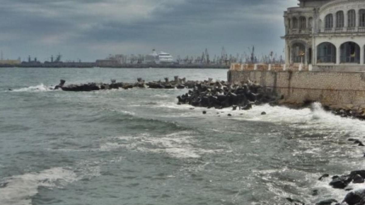 Plaja dintre Eforie Nord şi Eforie Sud, scufundată sub valurile tumuloase ale mării