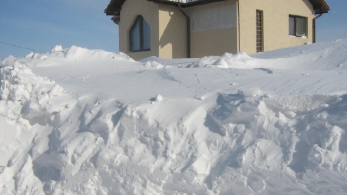 Proprietarii vilelor de la marginea Capitalei, captivi în locuinţele lor de lux înzăpezite