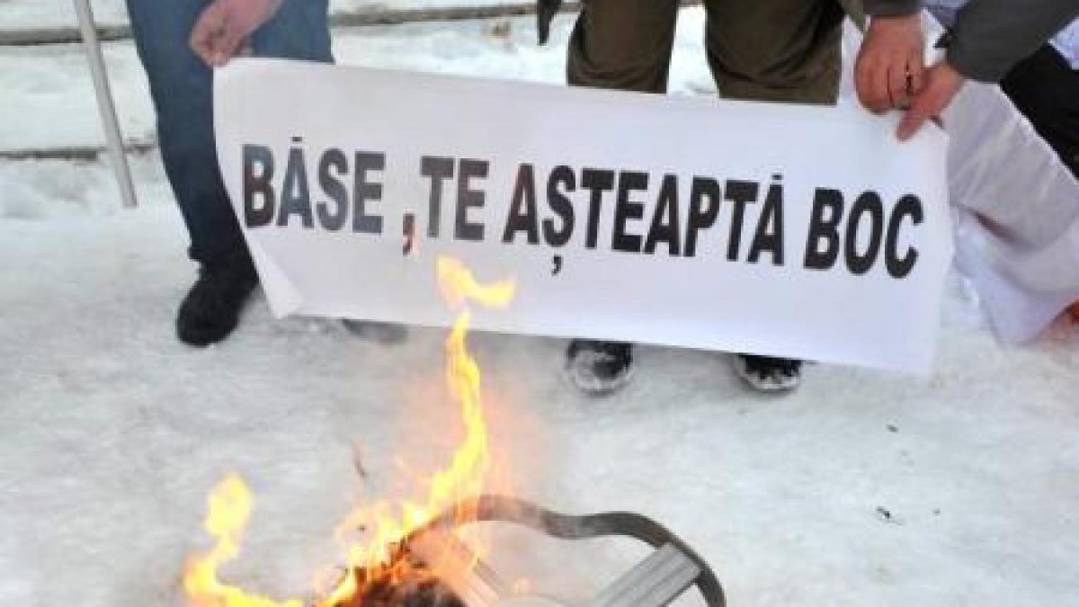 Protestele continuă în întreaga ţară. Românii cer demisia lui Băsescu