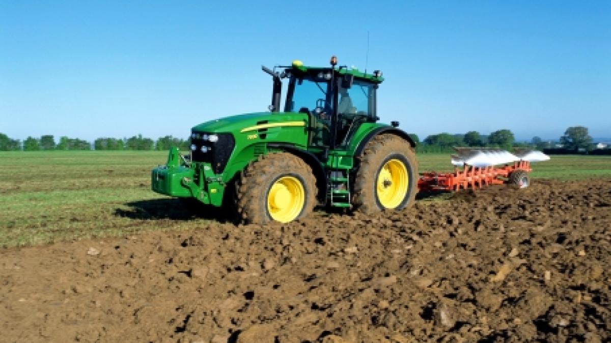 Ministrul-fermier Fuia: Mă sui cu plăcere pe tractor când am timp