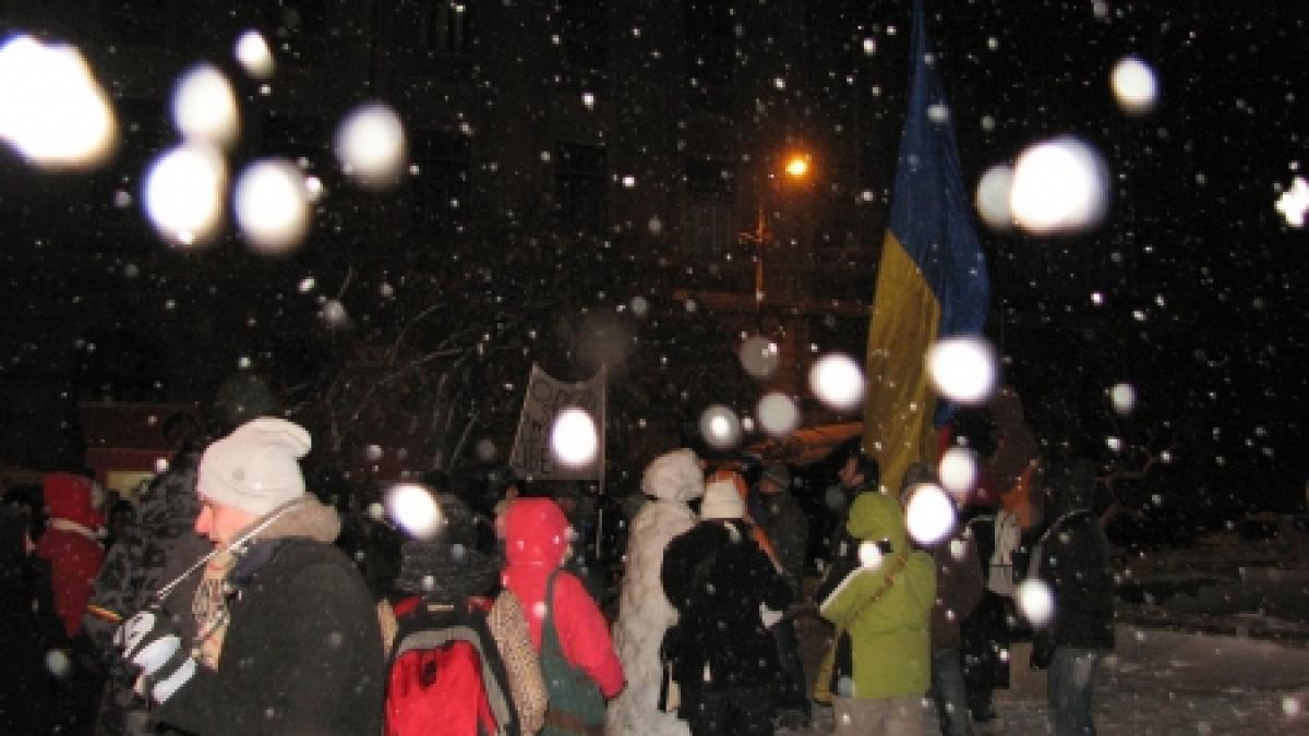 Proteste în Suceava la minus 15 grade Celsius: &quot;Iarna nu-i ca vara, pe Băsescu nu-l vrea ţara!&quot;