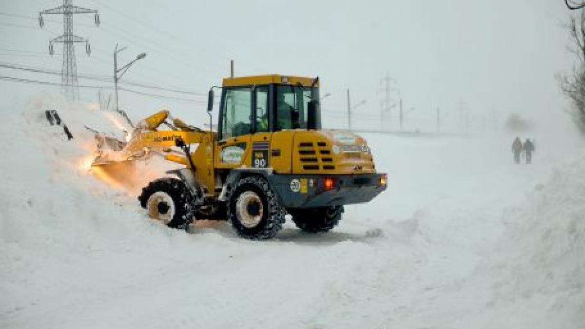 Buzău. Numărul utilajelor care intervin în judeţul Buzău a fost suplimentat. 12 localităţi încă sunt blocate