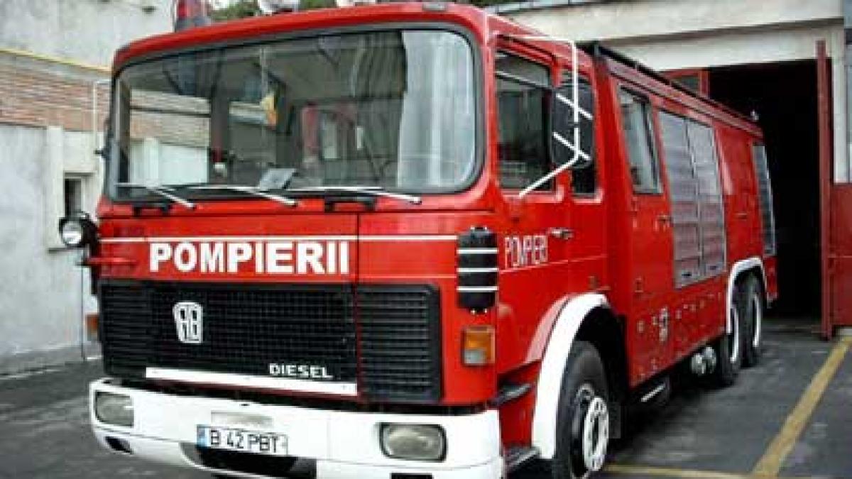 Două maşini ale ISU Suceava vor transporta apă pentru a umple fântânile secate din comuna Dorneşti