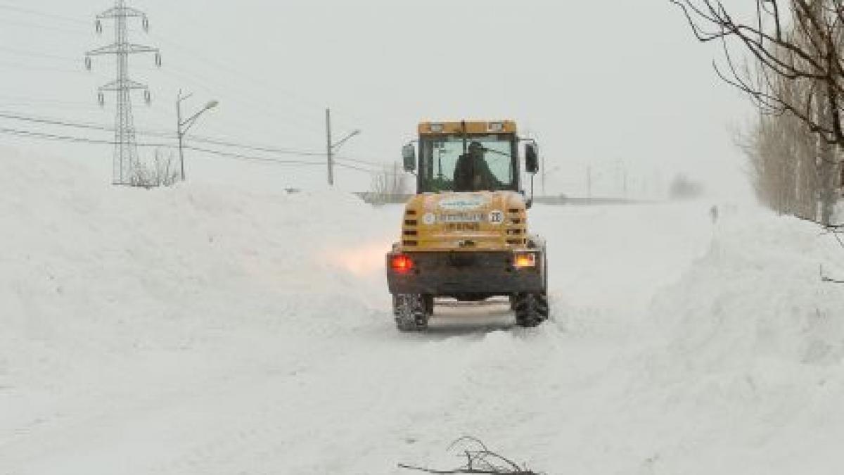 Incredibil. Un şofer beat s-a răsturnat cu utilajul de deszăpezire în timpul unei operaţiuni