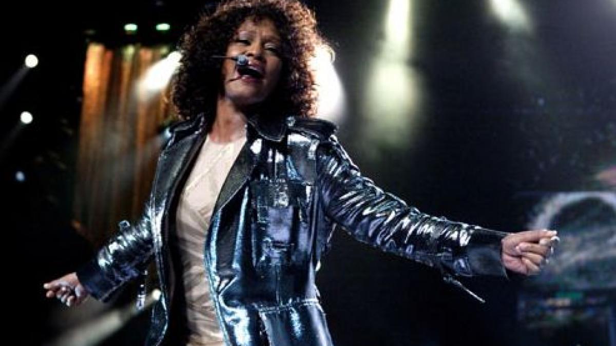 Prima posibilă cauză pentru moartea lui Whitney Houston: artista a fost găsită înecată în baie