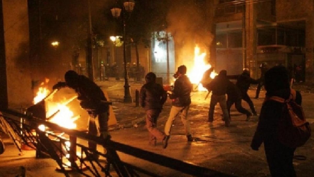 Bilanţul protestelor de la Atena: Peste 54 de răniţi, 45 de clădiri avariate şi 67 de persoane arestate