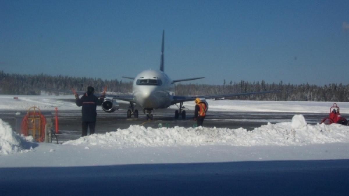 Craiova: Un avion cu 48 de călători a derapat pe zăpadă şi a ieşit în afara pistei