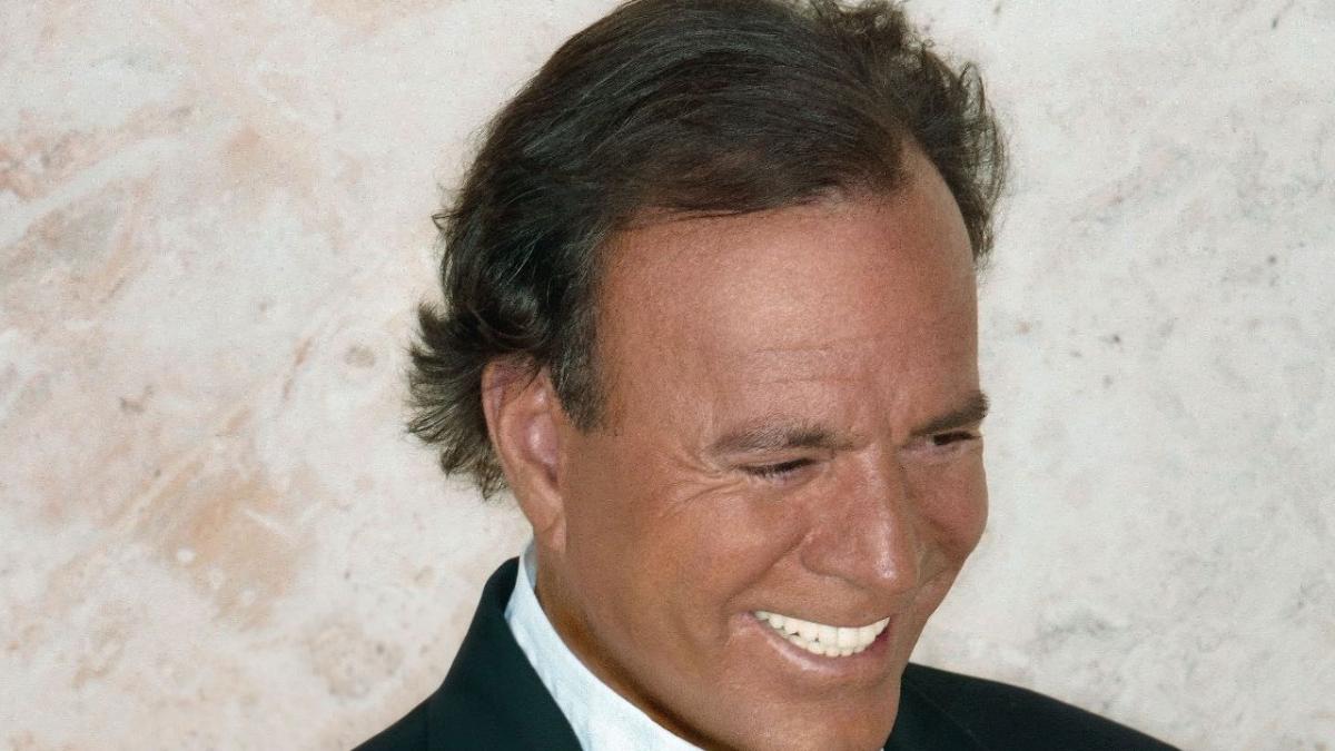 Julio Iglesias va cânta la Bucureşti. Află cât costă un bilet la Zone Arena