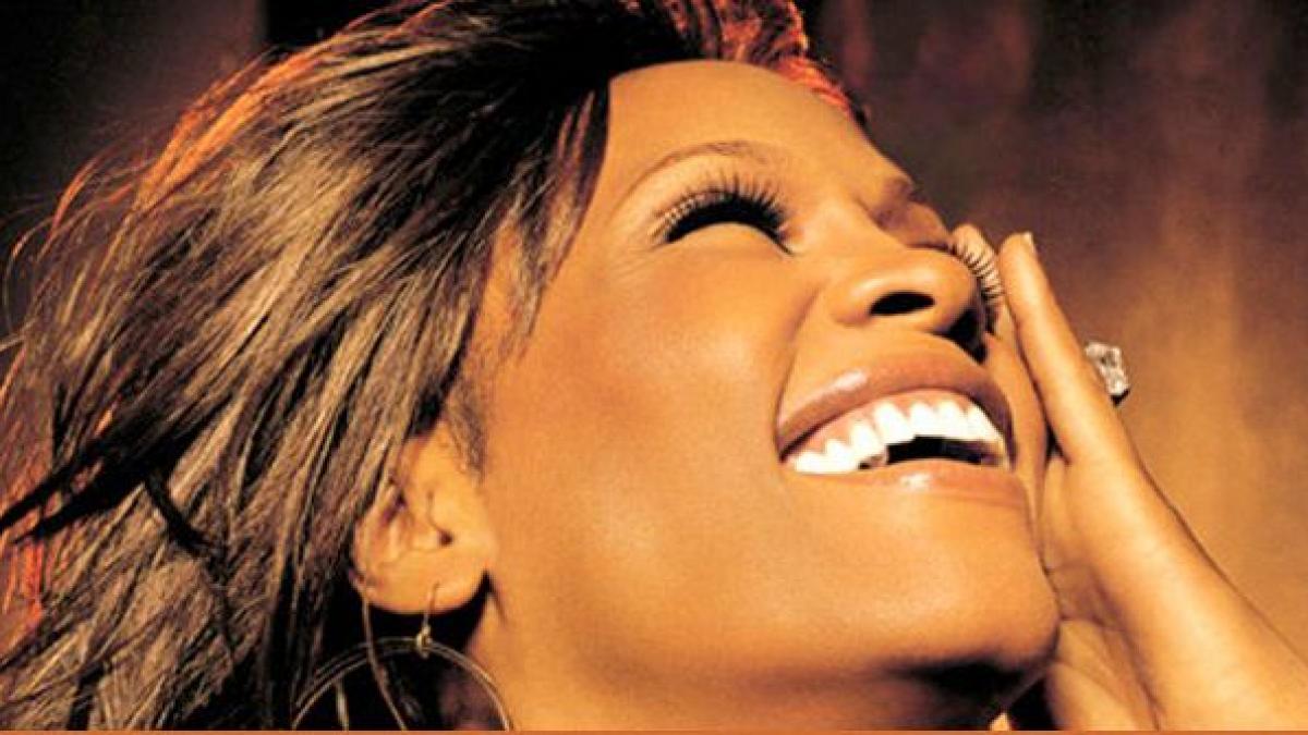 ŞOCANT! Whitney Houston era moartă la etaj, &quot;prietenii&quot; dansau, beau şi se distrau la parter