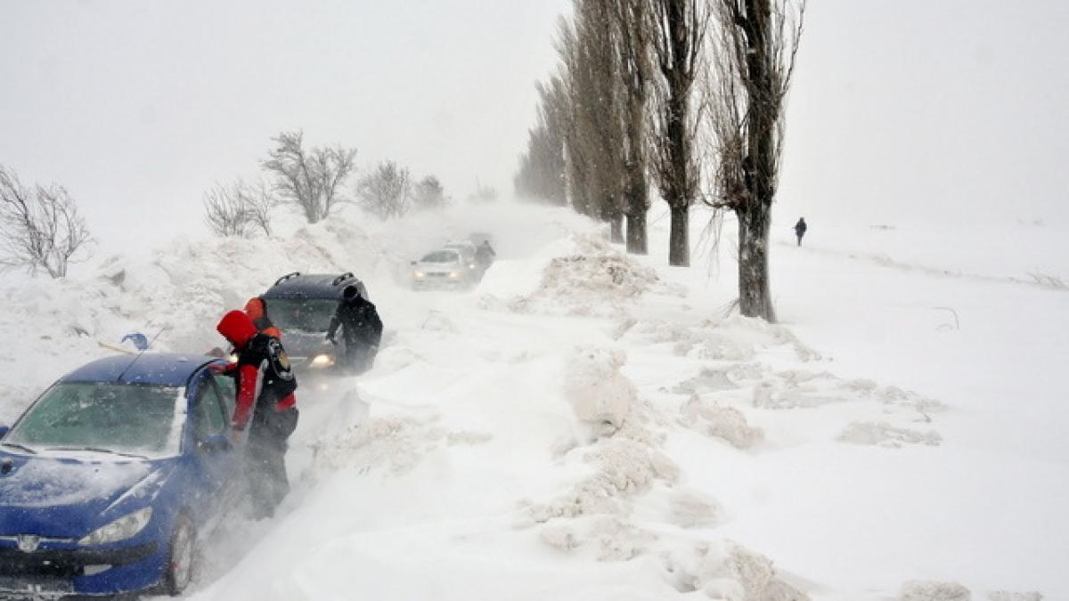 Drumurile din ţară, veritabile pârtii de schi. Vezi pe unde se circulă şi ce drumuri sunt închise