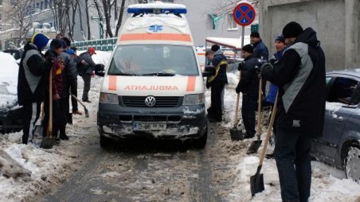 Scandalos: O ambulanţă a parcurs 5 km prin zăpadă pentru a răspunde unei solicitări false, în Vaslui