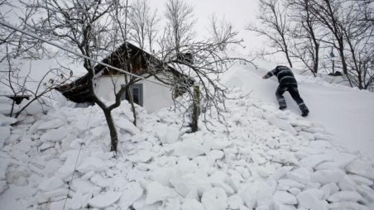 Stare de alertă pentru o a patra localitate din Buzău: Aproape 1.000 de oameni, izolaţi de nămeţi până în cinci metri înălţime