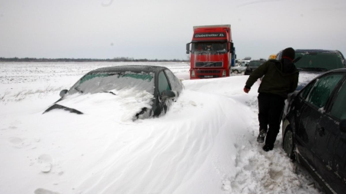 Peste 300 de maşini, blocate pe 3 drumuri judeţene din Arad. Rutele sunt închise din cauza zăpezii