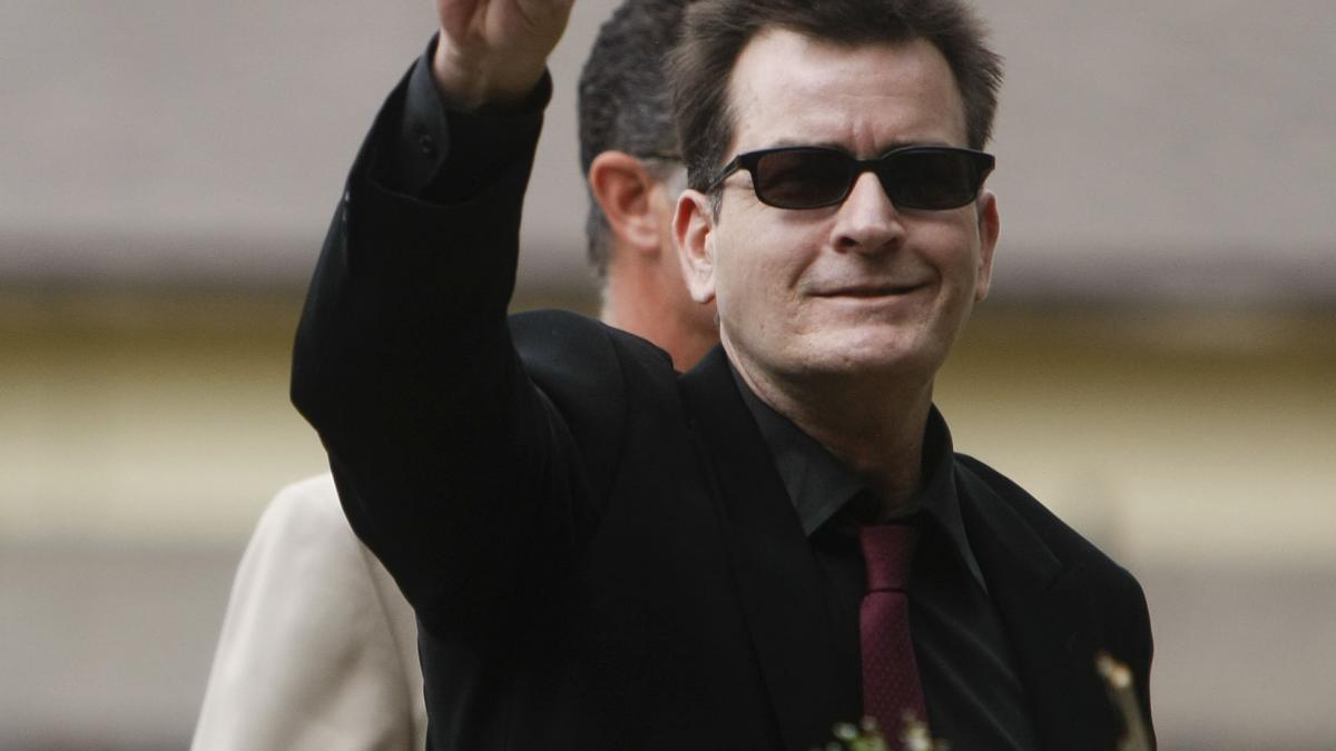 Charlie Sheen, somat să nu mai folosească imagini extrase din serialul &quot;Doi bărbaţi şi jumătate&quot;