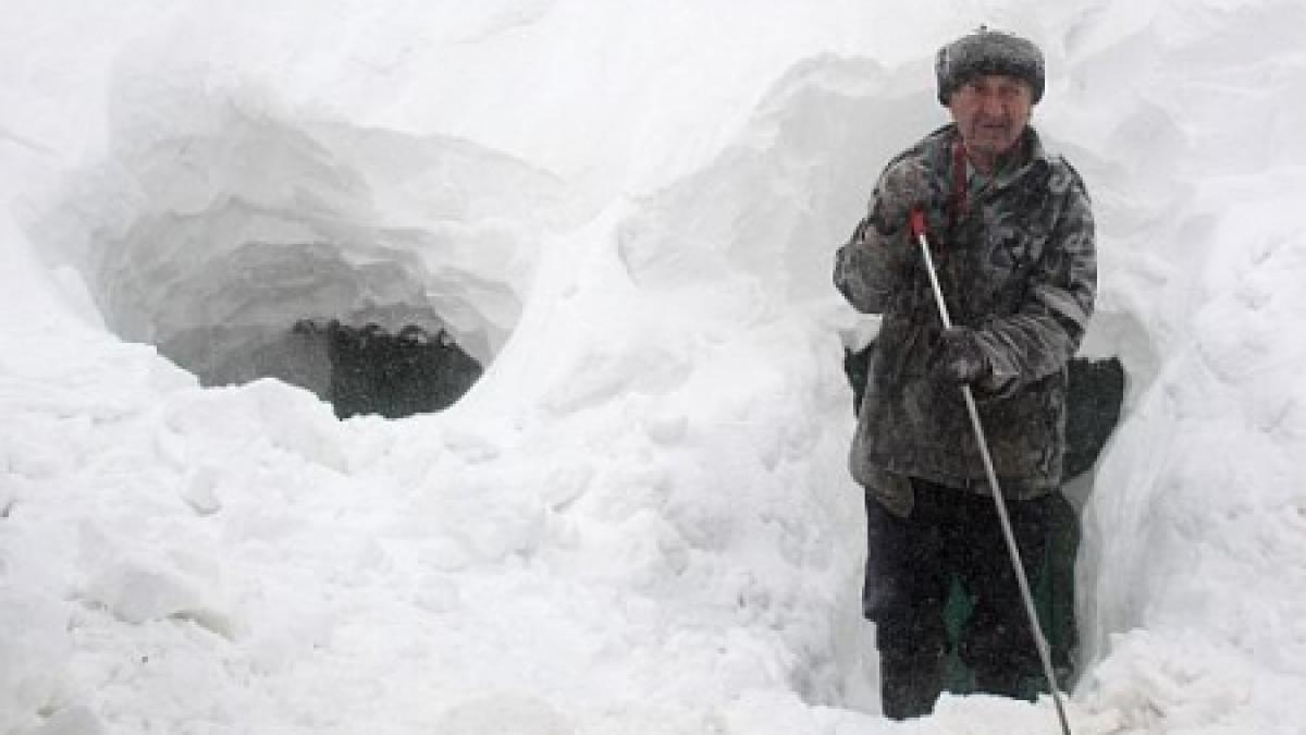 România, sub nămeţi: Peste 140 de localităţi sunt încă izolate din cauza munţilor de zăpadă