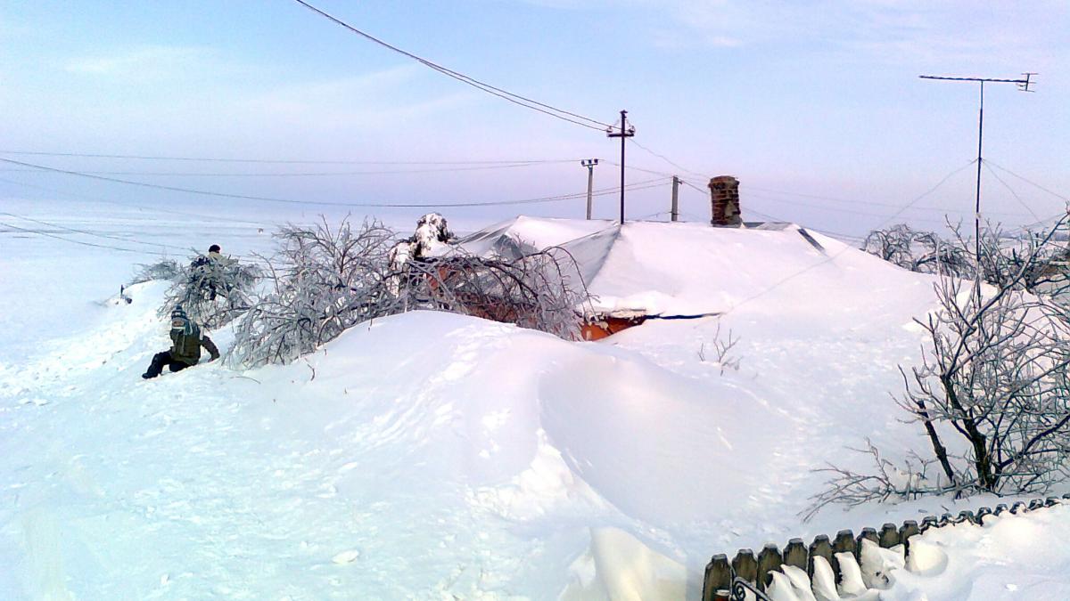 Singuri cu Dumnezeu. Oamenii strigă de sub tonele de zăpadă. 11 localităţi, în beznă totală, 4 DN sunt închise