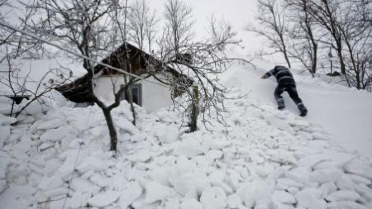 Toate şcolile din Vrancea rămân închise şi vineri. 859 de unităţi din ţară, închise de zăpadă