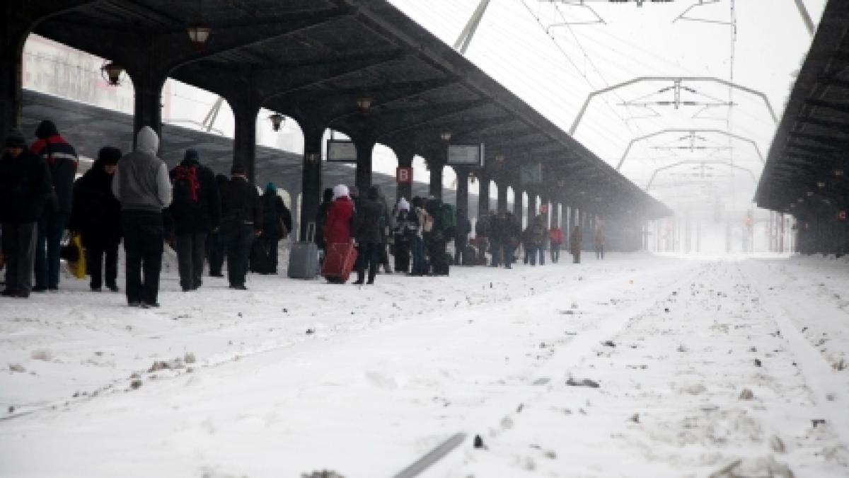 Traficul feroviar, dat peste cap de nămeţi: Cinci linii de cale ferată închise şi 197 de trenuri anulate