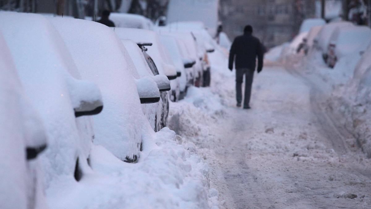 Urgia zăpezii a paralizat judeţul Mehedinţi. O avalanşă a blocat drumul ce leagă Tismana de Valea Cernei