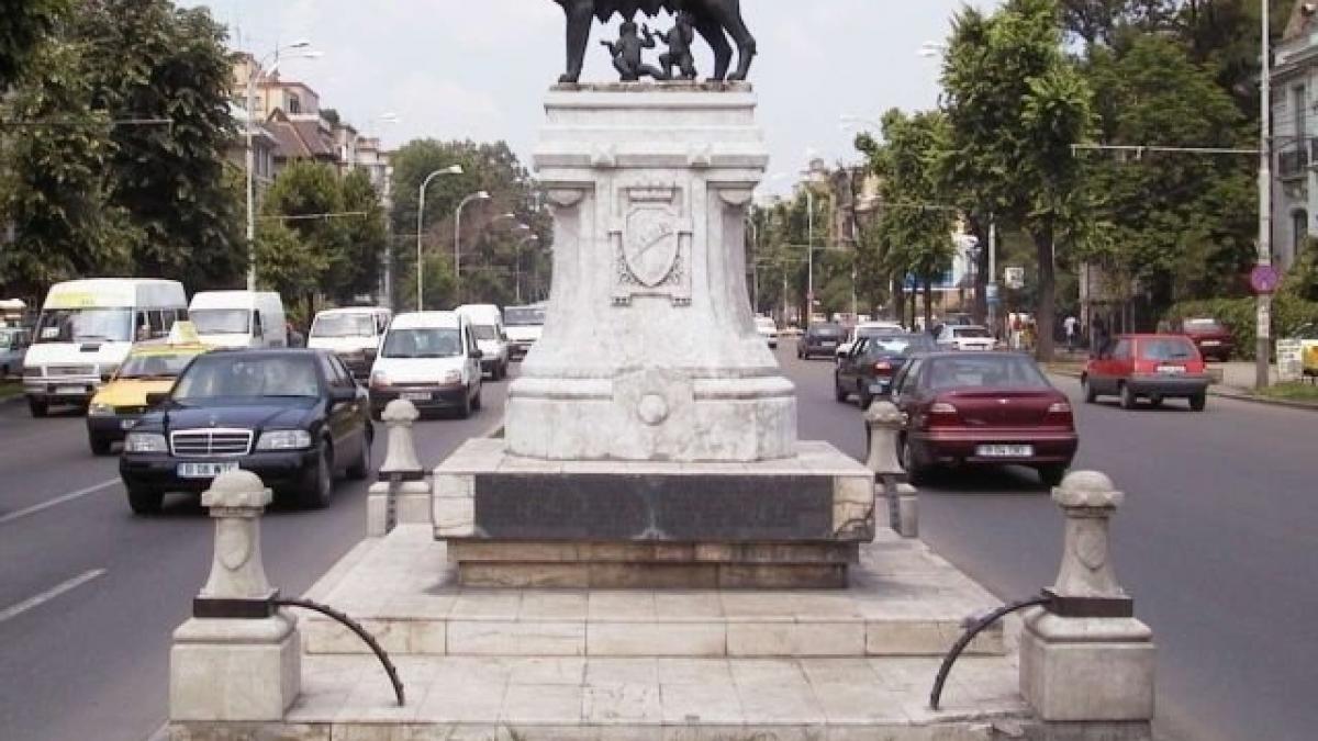 Statuia Lupoaicei are un nou... pui. Nici nu gândeşti ce i-a dat prin cap unui tânăr din Bucureşti