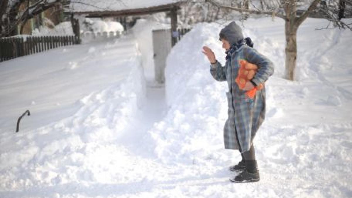 O femeie de 81 de ani a murit înecată după ce a alunecat pe zăpadă şi a căzut în fântâna din curte