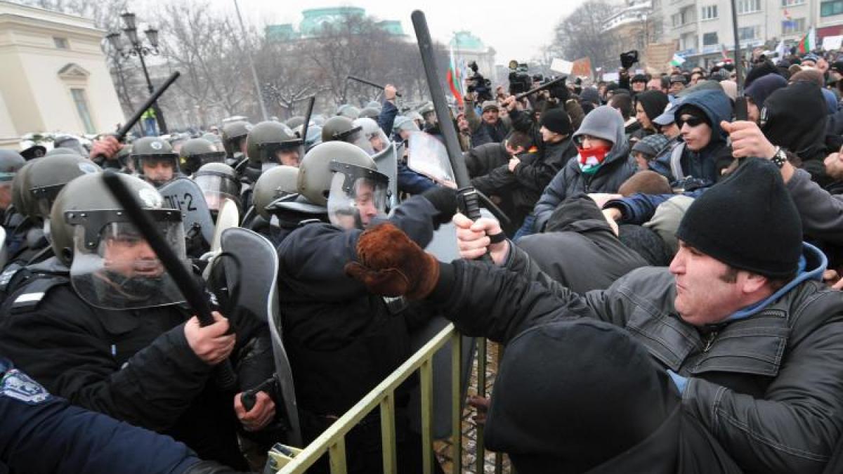 Oficial bulgar despre brutalitatea poliţiei: Ofiţerii de poliţie nu sunt balerine