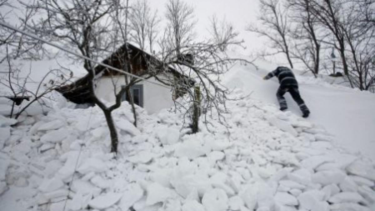 O echipă de paramedici a acordat ajutor mai multor pacienţi din Lunca Cernii, o comună izolată 