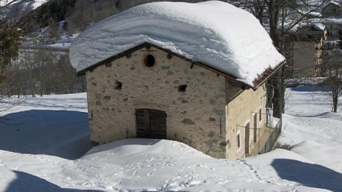 Zăpada continuă să provoace stricăciuni. O terasă din Botoşani, dar şi acoperişul unei şcoli din Neamţ s-au prăbuşit 