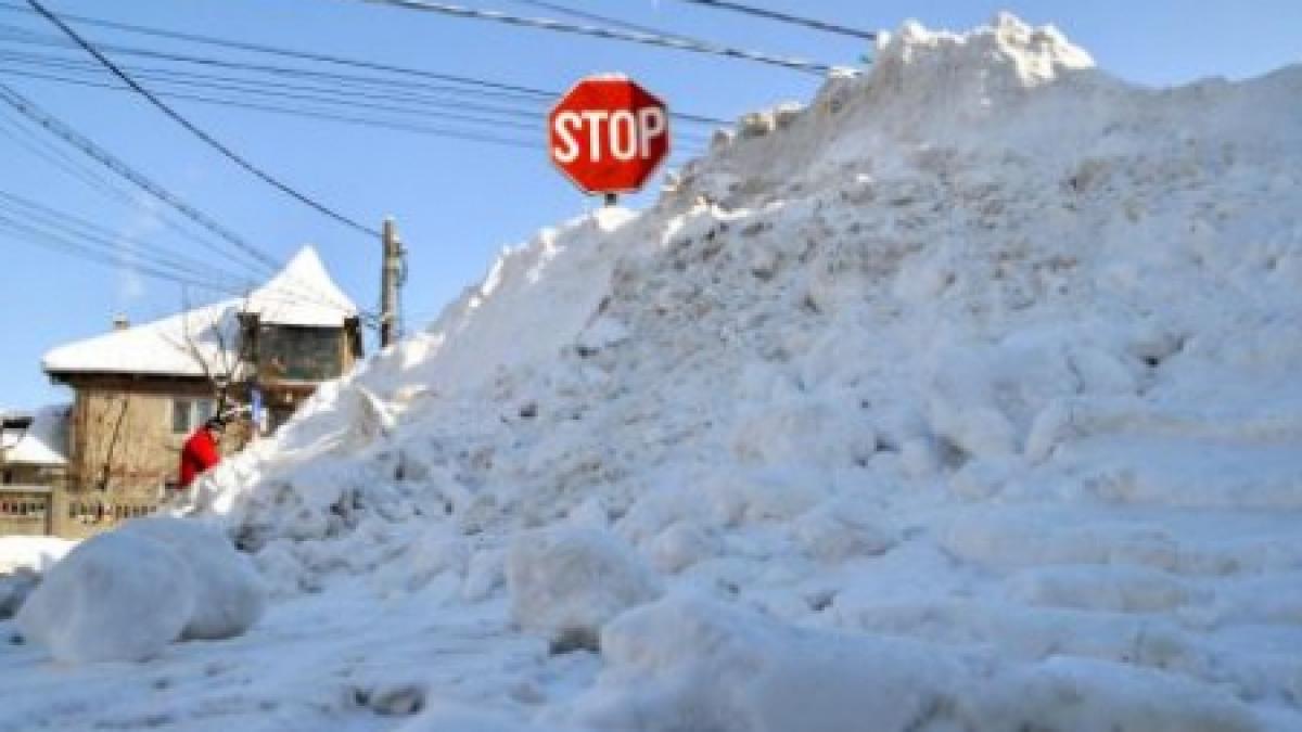 Pericolul care te pândeşte şi pe tine! Doi bebeluşi şi părinţii lor, la un pas să fie striviţi de un bloc de zăpadă îngheţată