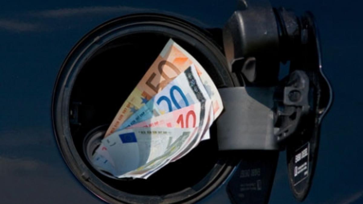 Preţul carburanţilor a atins azi un RECORD ABSOLUT. Află cu cât s-au scumpit benzina şi motorina azi noapte 