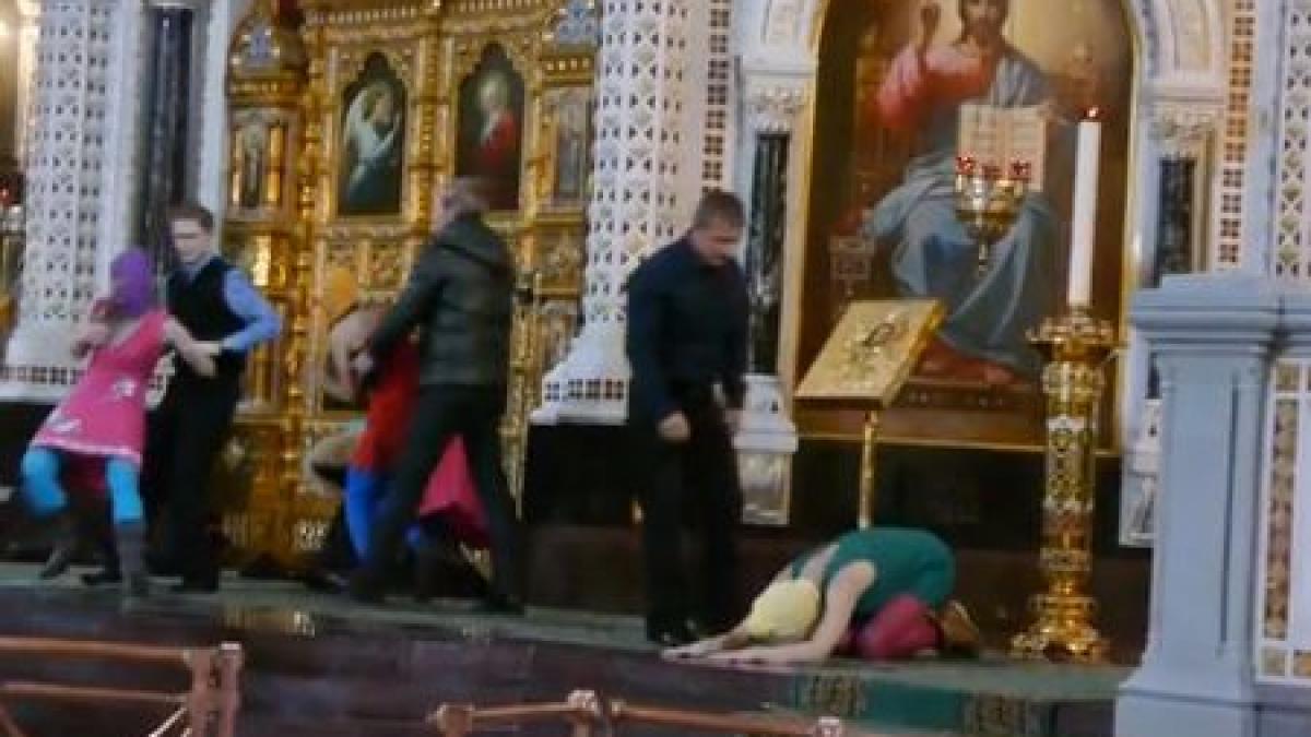 Când altarul ţine loc de scenă. „Pussy Riot” aduce HAOSUL într-o catedrală din Moscova